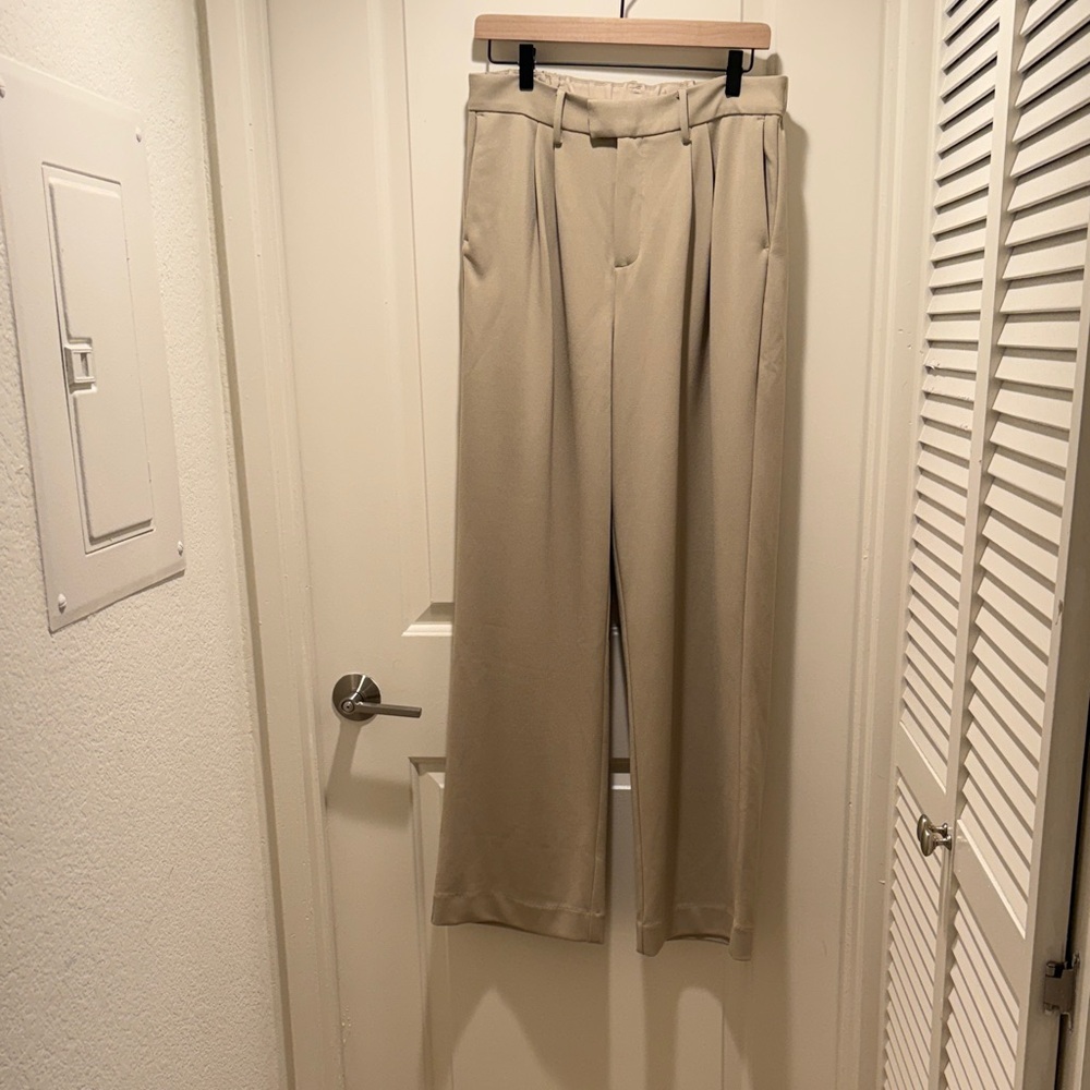 Cut’s Women's Pleated Dress Pants in Beige